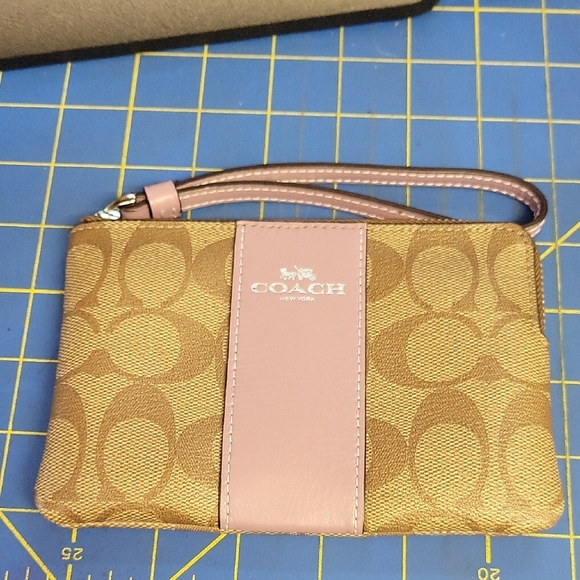 Coach Brown Signature Print Lavender Wristlet 6" x 4" Like New - Picture 1 of 8
